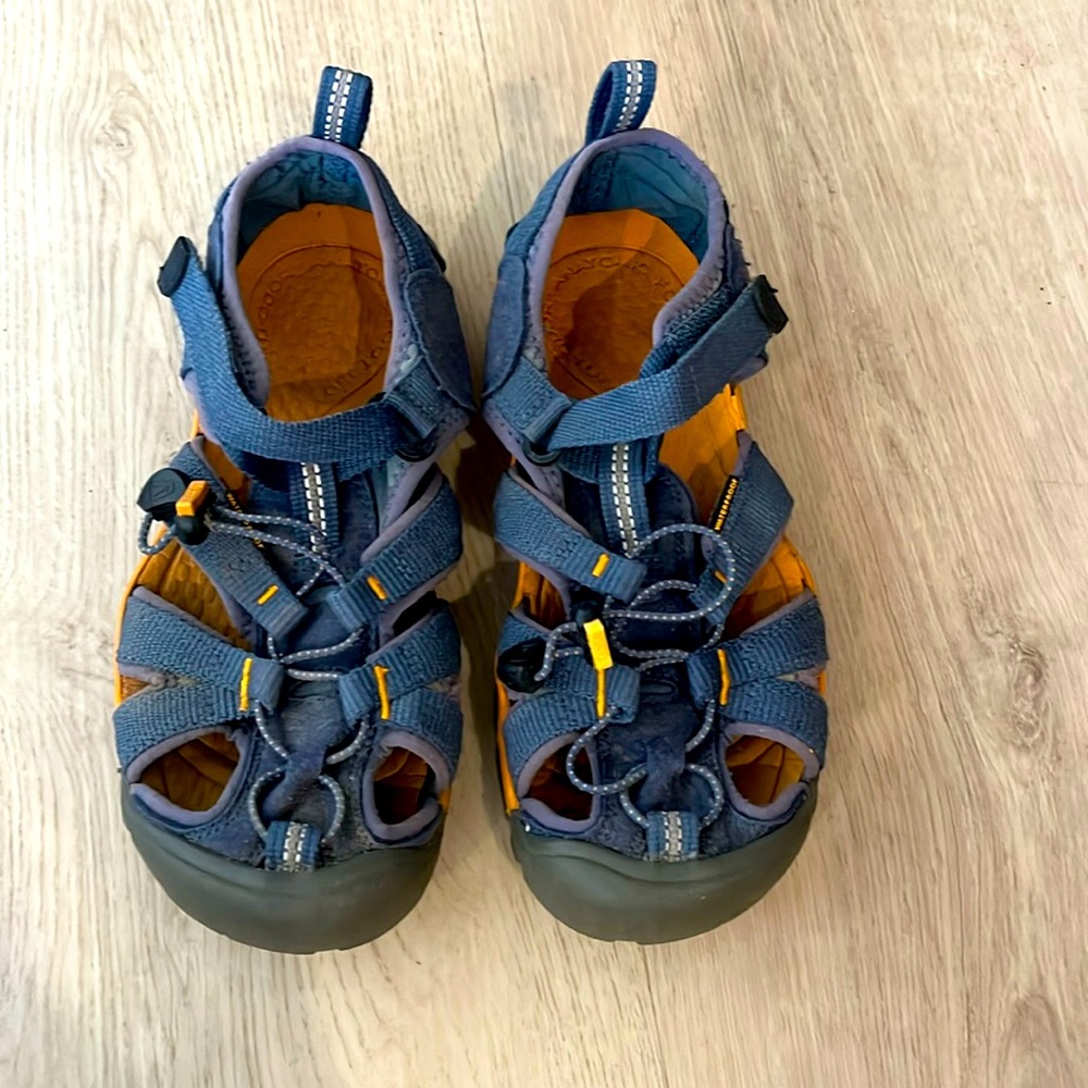 KEEN great condition